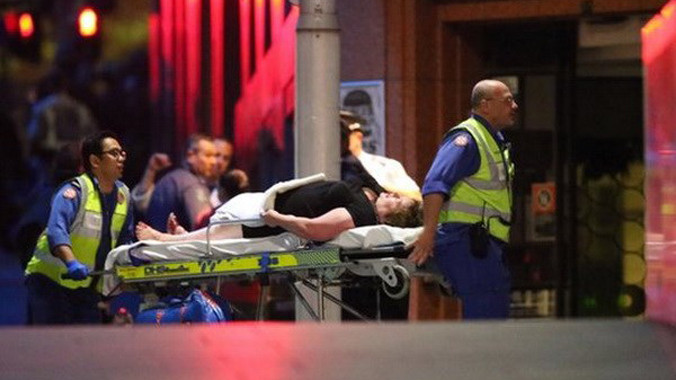 Cảnh sát đưa người bị thương rời khỏi hiện trường. (Nguồn:AP)