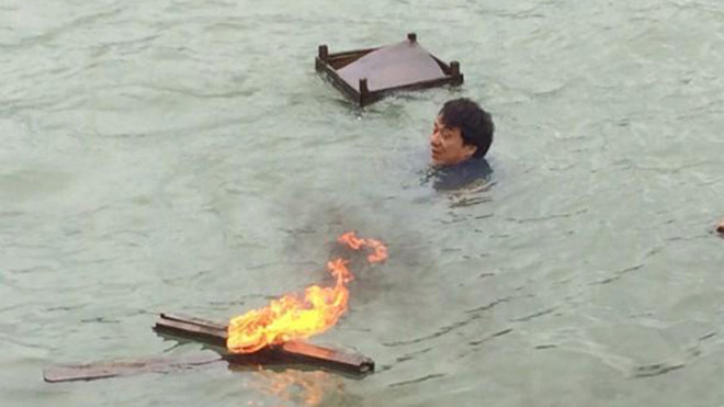 Một cảnh nhảy xuống biển đóng phim của Thành Long, trong Skiptrace.