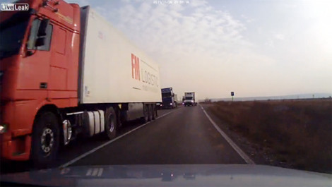 Thót tim pha vượt phải liều lĩnh của xe tải