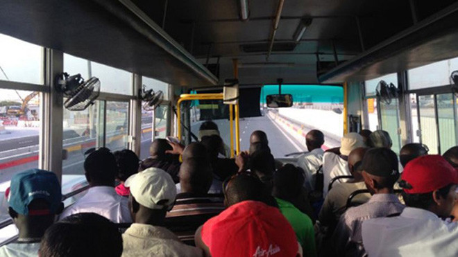 Fan được trả tiền chen chúc trên xe buýt đến các sự kiện thể thao. Ảnh: John Leicester / AP