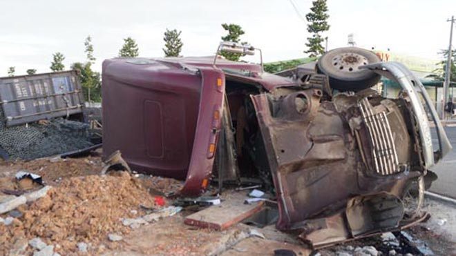 Chiếc xe container bị biến dạng. Ảnh: Nguyệt Triều/ VnExpress