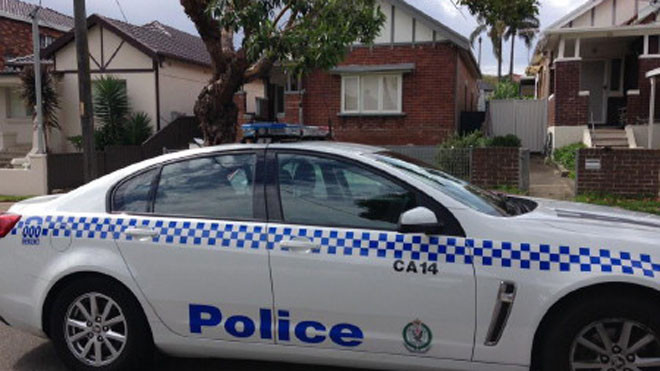 Xe cảnh sát đậu trước nhà của bạn gái Monis