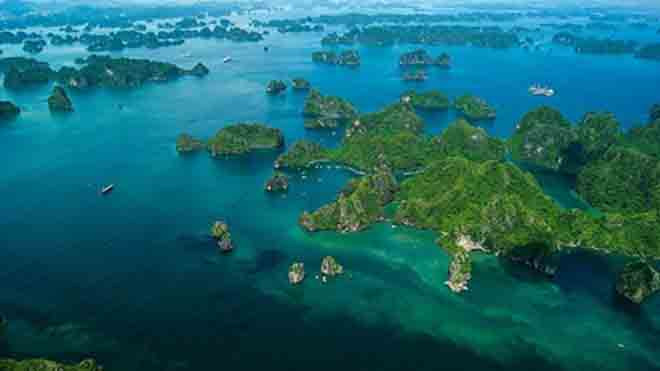 Khám phá vẻ đẹp vịnh Hạ Long trên thủy phi cơ 