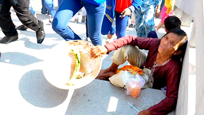 UBND TP HCM kêu gọi người dân không nên cho tiền trực tiếp người ăn xin. Ảnh: Quốc Thắng (VnExpress).