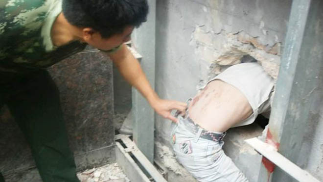 Rơi tự do suốt 16 tầng hầm nhưng Lin Lu chỉ bị xây xát.