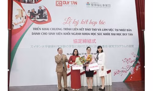 Bà Yuko Kamata - Giám đốc Điều hành Tập đoàn SEIREI (ngoài cùng bên phải) trao Học bổng cho Đoàn Nữ Nga My (áo dài đỏ) 