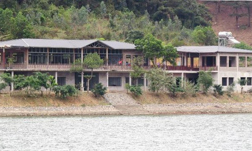 Hồ Đồng Đò là khu vực có nhiều công trình vi phạm đất rừng phòng hộ nhất tại huyện Sóc Sơn.