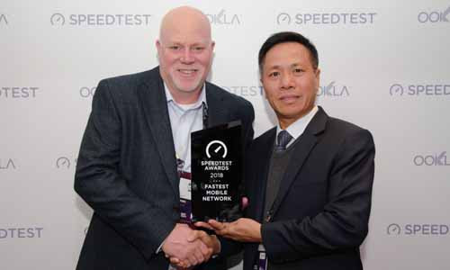 Ông Tô Thái Dũng- CEO của VinaPhone nhận giải thưởng mạng di động nhanh nhất Việt Nam.