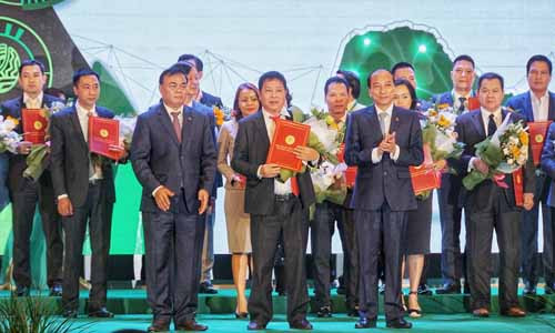 Đại diện TNG Holdings Việt Nam nhận bản thỏa thuận hợp tác từ lãnh đạo tỉnh Đăk Lắk