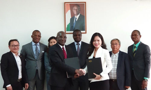 Tổng Giám đốc Hội đồng Bông và Điều Bờ Biển Ngà Coulibaly và Phó Tổng Giám đốc Tập đoàn T&T Group Nguyễn Thị Thanh Bình ký kết thỏa thuận hợp tác chiến lược tại Abidjan vào tháng 12/2018