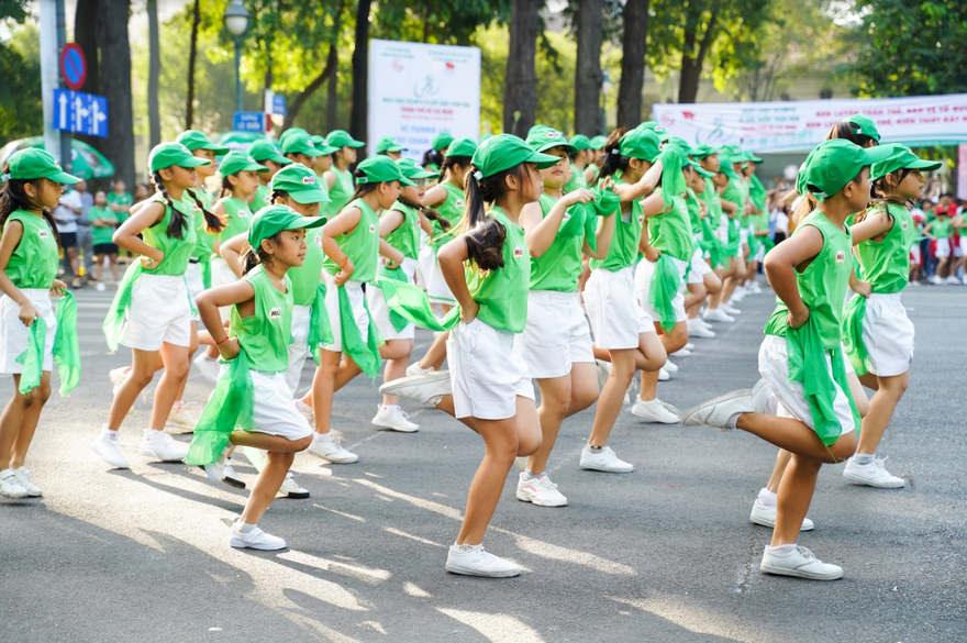 Màn đồng diễn của 2000 học sinh đã gây ấn tượng mạnh với người dân thành phố