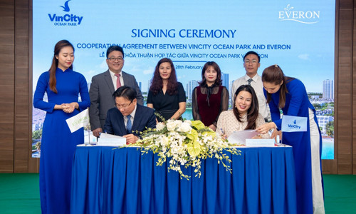 Đại diện 2 công ty ký thỏa thuận cam kết thỏa thuận hợp tác lâu dài.