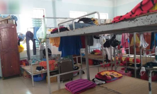 Phòng học chật hẹp được hoán cải thành nơi ở cho khoảng 20 sinh viên