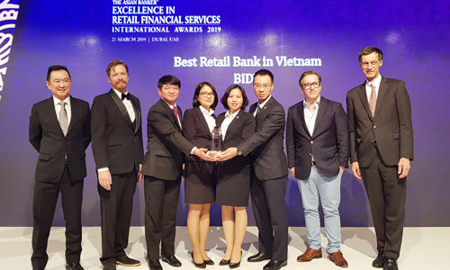 Lãnh đạo BIDV nhận giải thưởng tại Dubai năm tháng 3/2019