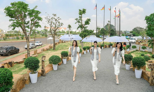 Á Hậu Thùy Dung 'Tiền nhiều để giúp đất nước và thanh niên lập chí khởi nghiệp'