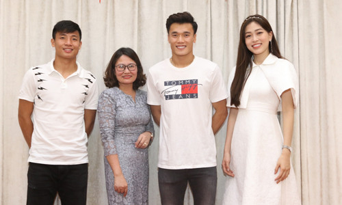 Á hậu Phương Nga trổ tài song ca trong buổi gặp anh họ Bùi Tiến Dũng