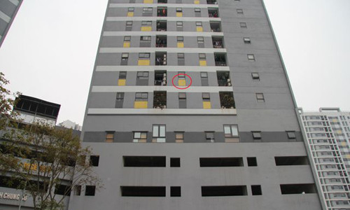 Khu vực cửa sổ căn phòng 306, tòa nhà Rice City - Khu đô thị Linh Đàm nơi bé trai trèo lên rồi ngã xuống sảnh (Ảnh: Nguyễn Trường).