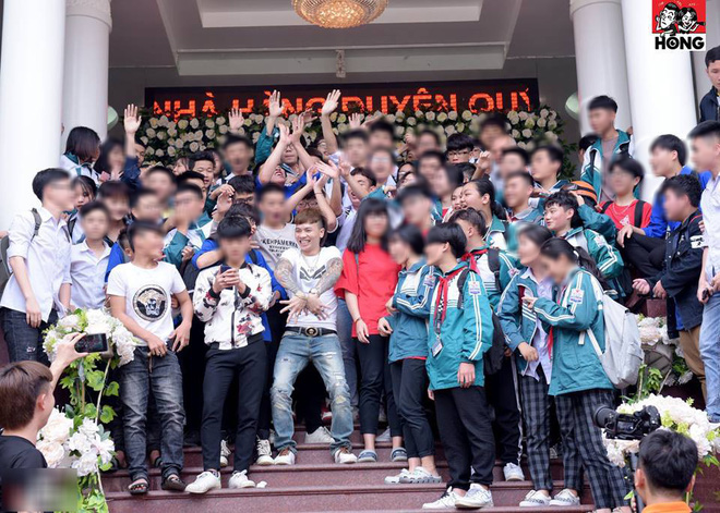 Học sinh đón Khá Bảnh như thần tượng: Thầy cô nghĩ gì?