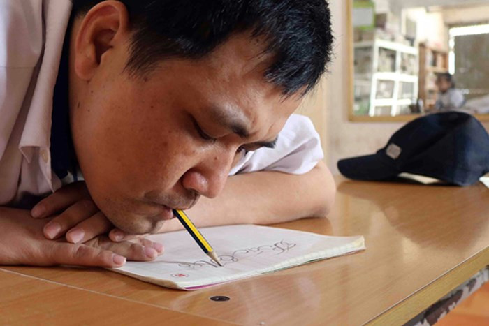 Thầy giáo viết chữ bằng miệng: Nét chữ đẹp từ những đôi môi rướm máu