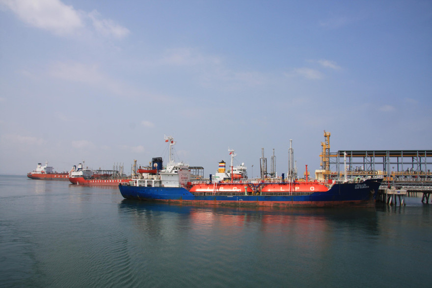 Hoạt động xuất bán sản phẩm xăng dầu của Nhà máy Lọc dầu Dung Quất. Ảnh PV.