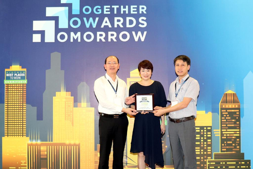 Bà Mai Linh Giang, Phó trưởng Ban Nhân lực Tập đoàn VNPT nhận giải.