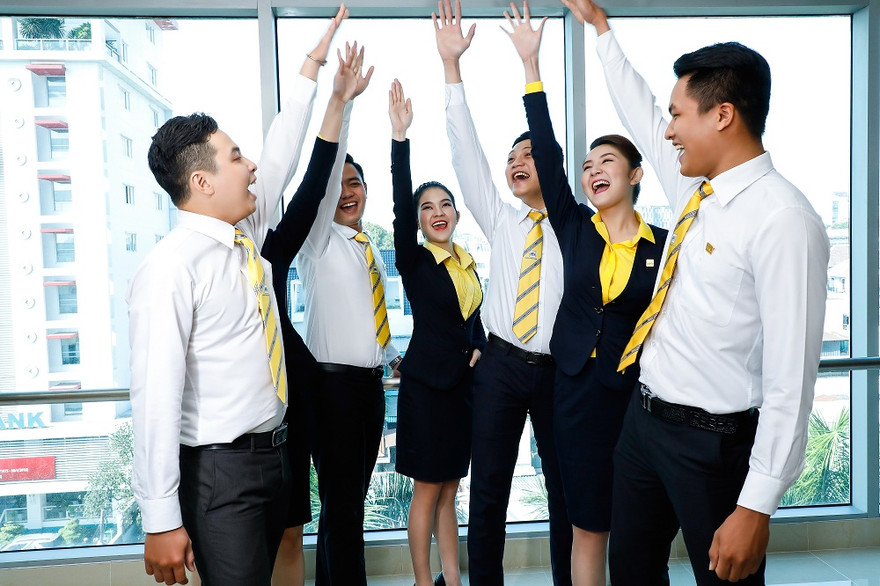 Nhân viên ngân hàng thu nhập hàng trăm triệu mỗi tháng