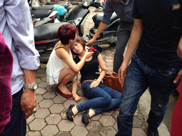 Một người thân của nạn nhân đã khóc ngất ngay cổng quán karaoke