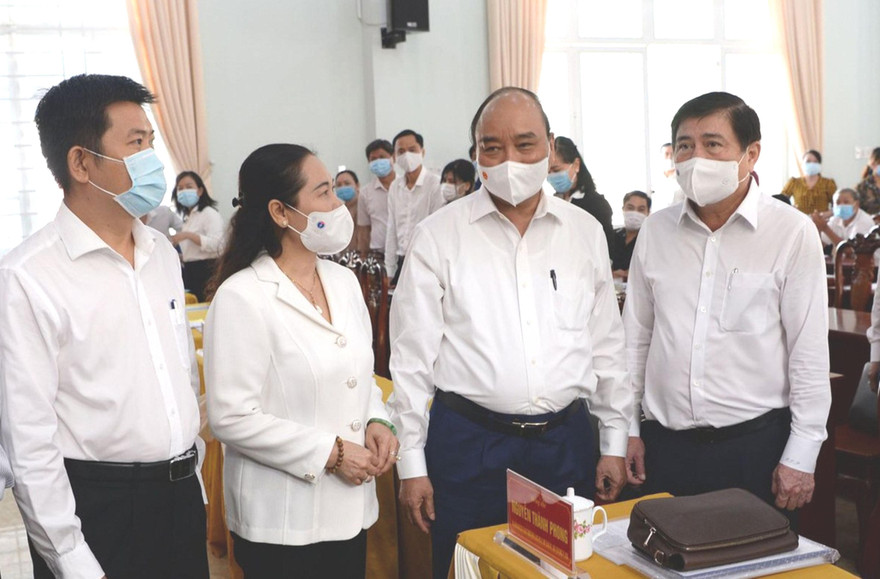 Chủ tịch nước Nguyễn Xuân Phúc tiếp xúc cử tri, vận động bầu cử