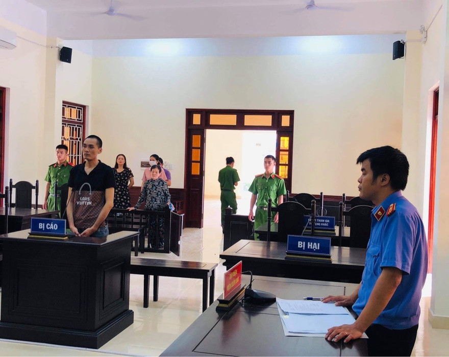 Phạm Đình Luận trước vành móng ngựa