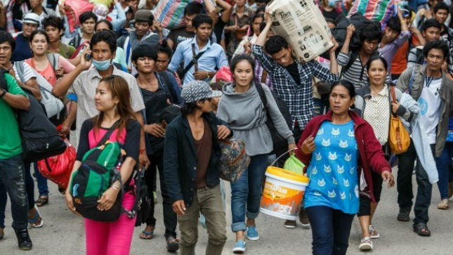 Các công nhân không có giấy tờ có thể bị bắt, bị trục xuất bất cứ lúc nào. 