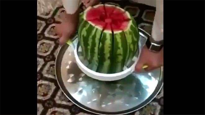 Cắt dưa hấu trong 3 giây