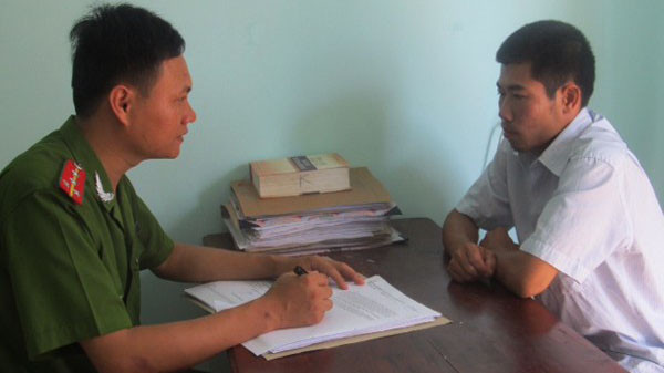 Tứ bảo đưa bạn gái nào về nhà cũng bị bà nội ngăn cấm yêu đương. 