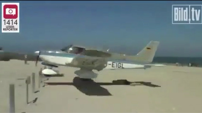 Máy bay suýt đâm vào người nằm trên bãi biển