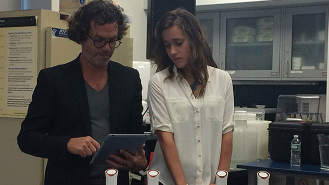 Giáo sư Edward và cộng sự Rachel Field trình diễn thiết bị gửi nhận email có mùi hương tại Bảo tàng Lịch sử Tự nhiên Hoa Kỳ