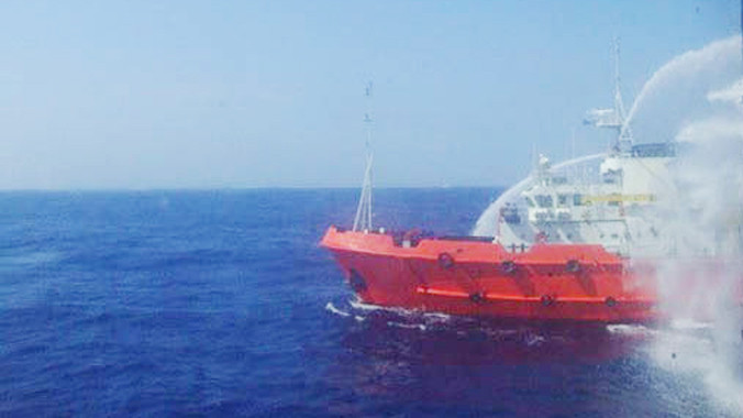 Các tàu Trung Quốc vây hãm và phun nước vào tàu Kiểm ngư Việt Nam ngày 12/5. Ảnh: Văn Sơn/TTXVN