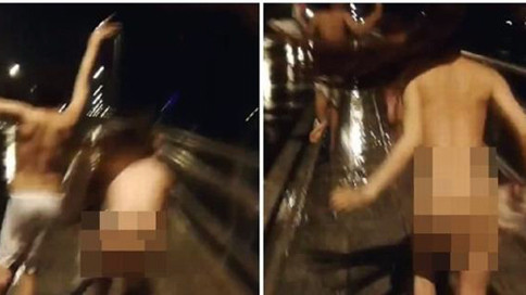 Một cô gái còn khỏa thân hoàn toàn, tung tăng nô đùa.