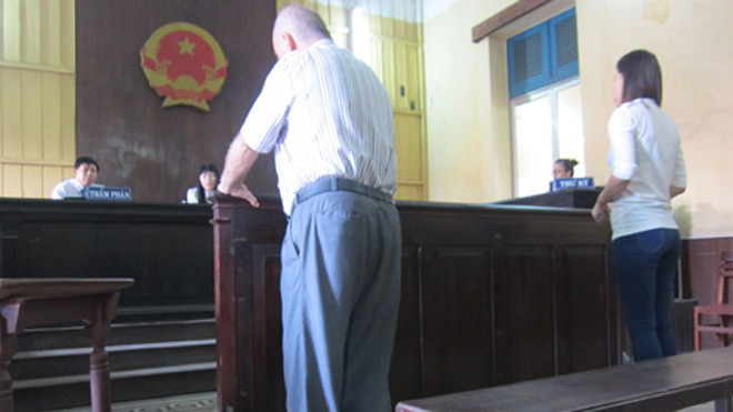 Ông John và bà Tú tại phiên tòa phúc thẩm.