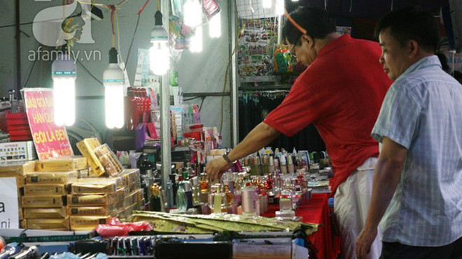 Chợ đêm, chợ cóc, đến phố... đâu đâu cũng có mỹ phẩm giá bèo.