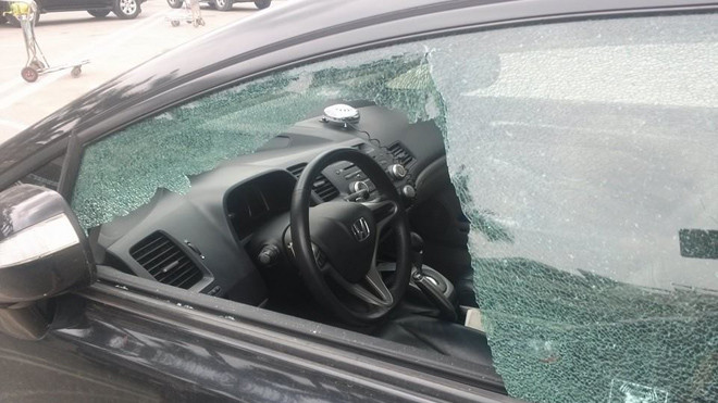 Phần kính ô tô bị vỡ 