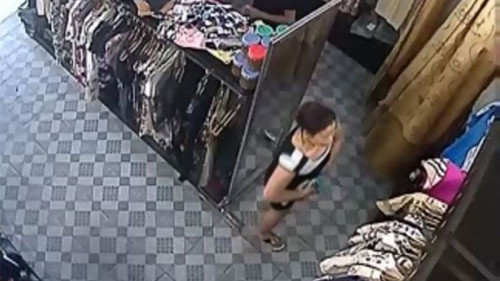 Người phụ nữ được cho là giấu đồ vào trong váy. Ảnh cắt ra từ video