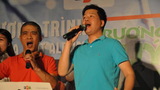 Nhạc sỹ Trương Quý Hải (trái) và ca sỹ Đăng Dương thể hiện Trường ca người Việt Nam tại đêm ra mắt