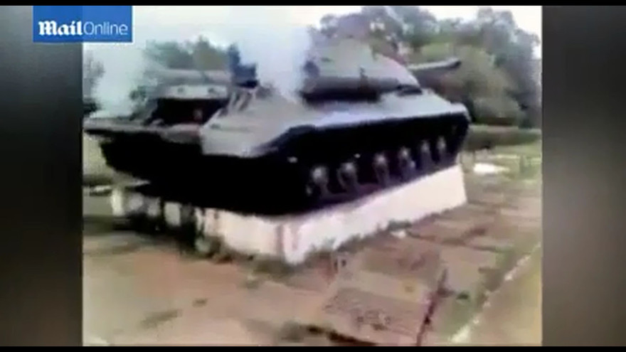 Xe tăng trưng bày bất ngờ nổ máy