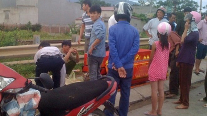  Lực lượng chức năng cùng với người nhà đưa thi thể nạn nhân về quê mai táng. Ảnh: Trần Phong.