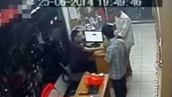 Anh Tuấn (đứng) điện thoại cho vợ không được, nên nhờ bạn trả tiền cho người đến ship hàng. 