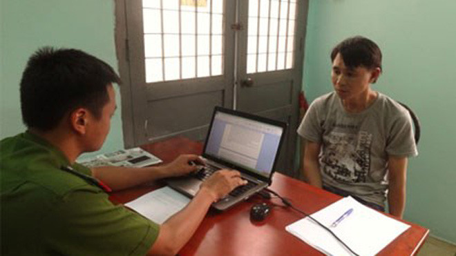 Lương Trung Thuyên (phải) tại cơ quan điều tra.