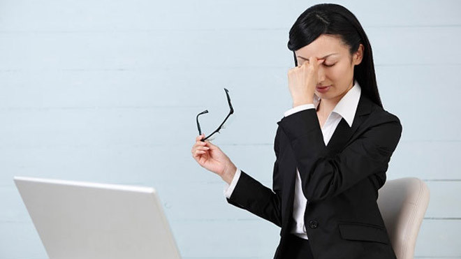 Làm việc thường xuyên với máy tính xách tay gây hại cho cơ thể cả nam và nữ