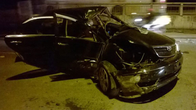 Chiếc xe gãy gập sau vụ tai nạn (Ảnh: OF)