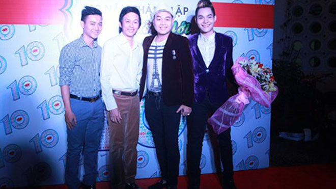 Ba cha con nghệ sỹ Hoài Linh chụp ảnh cùng ca sỹ Khánh Bình mới đây