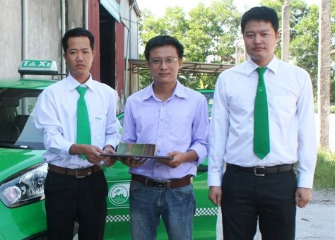 Tài xế Kiên (bìa trái) trả lại tiền cho khách bỏ quên