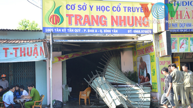 Hiện trường vụ cháy, cánh cửa sắt bị phá để dập lửa